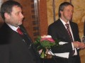S gratulací se připojil i patron ceny Křesadlo, herec a senátor Tomáš Töpfer (vpravo primátor Pavel Bém).