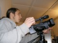 Režisér (Daniel Bek) rozdává pokyny za HDTV kamerou. Z natáčení Arasiela