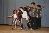 Děti z Dobré Vody u Toužimi nacvičují v tanečním kroužku tance na romskou hudbu