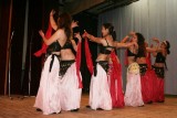 Dívky z Dobré Vody u Toužimi v tanečním kroužku tančí břišní tance 