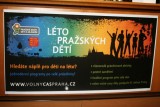 Plakát upozorňující na projekt pražské radnice zaměřený na nabídky prázdninových aktivit pro děti.