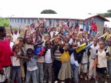 Děti při otevření jedné z 9 škol v Etiopii, které vznikly díky projektu a sbírce Postavme školu v Africe
