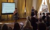 Česko-německé fórum mládeže - Program moderovaly mluvčí Fóra Anna Koubová (vlevo) a Leonie Liemich