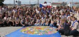 Před odjezdem na 22. Světové skautské Jamboree do Švédska čeští skauti a skautky vytvořili barevný obraz zeměkoule 