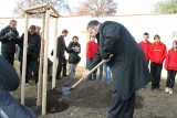 Pražský arcibiskup Dominik Duka stromu požehnal - a následně ho pomohl spolu s ostatními zasadit. (Foto Jiří Majer)
