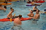 Turistický oddíl Lotři z Hronova trénuje kajakářské dovednosti v bazénu. 