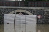 Záplavové jezero v Roztokách u Prahy - vstup k zámku - vodu zatím zadržuje protipovodňová stěna (foto Tomáš Novotný)