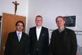 Aleš Sedláček (předseda ČRDM), Pavel Bělobrádek (KDU-ČSL) a Tomáš Novotný (předseda A-TOM a člen Skupiny Stát ČRDM) při podpisu memoranda 8. října 2013