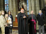 Betlémské světlo 2014 převzal v pražské katedrále kardinál Dominik Duka a další významné osobnosti (foto Michala K. Rocmanová)