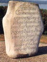 Kámen, který připomíná první skautský tábor na ostrově Brownsea