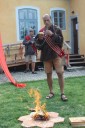 Liga lesní moudrosti: zapalování ohně při slavnostním otevření fary v Michalových Horách (1. 8. 2019)
