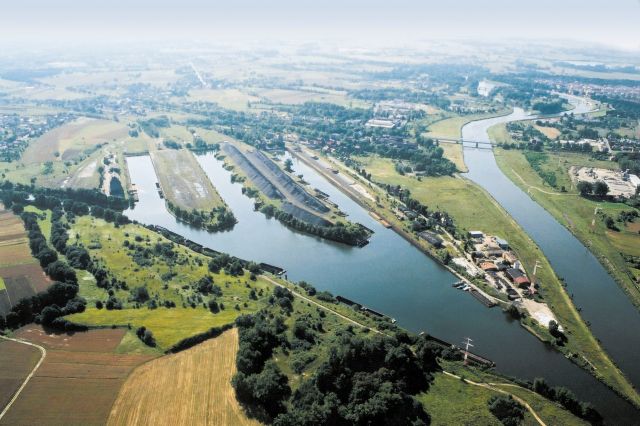 Přístav Koźle, vyústění Gliwického průplavu a splavná řeka Odra, kterou prochází trasa vodního koridoru D–O–L (Ilustrační foto Jaroslav Kubec, Wikimedia Commons, licence CC BY 3.0)